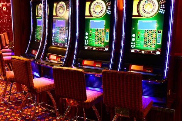 Starburst slot game interface on baginda168 login showing five reels, expanding wild, and payout table